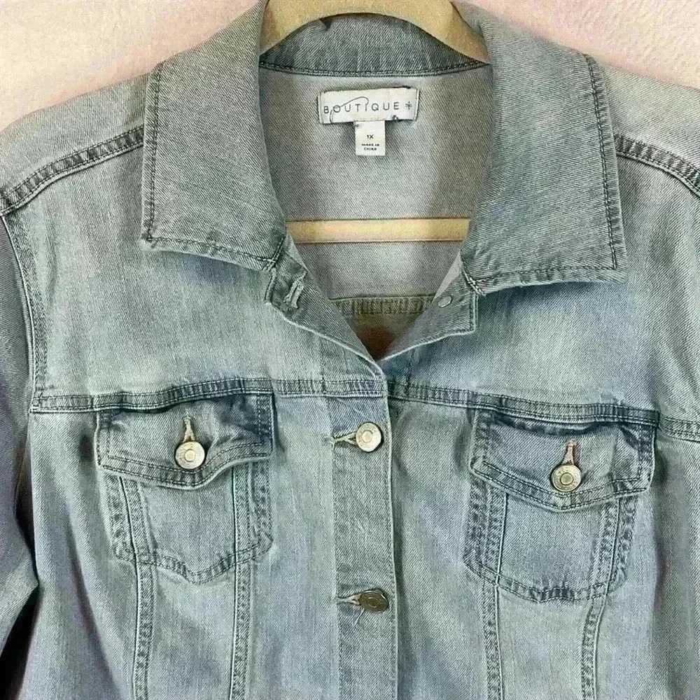 Boutique Jean Jacket Women's 1X Light Wash Blue Cotton/Spandex - Picture 2 of 9